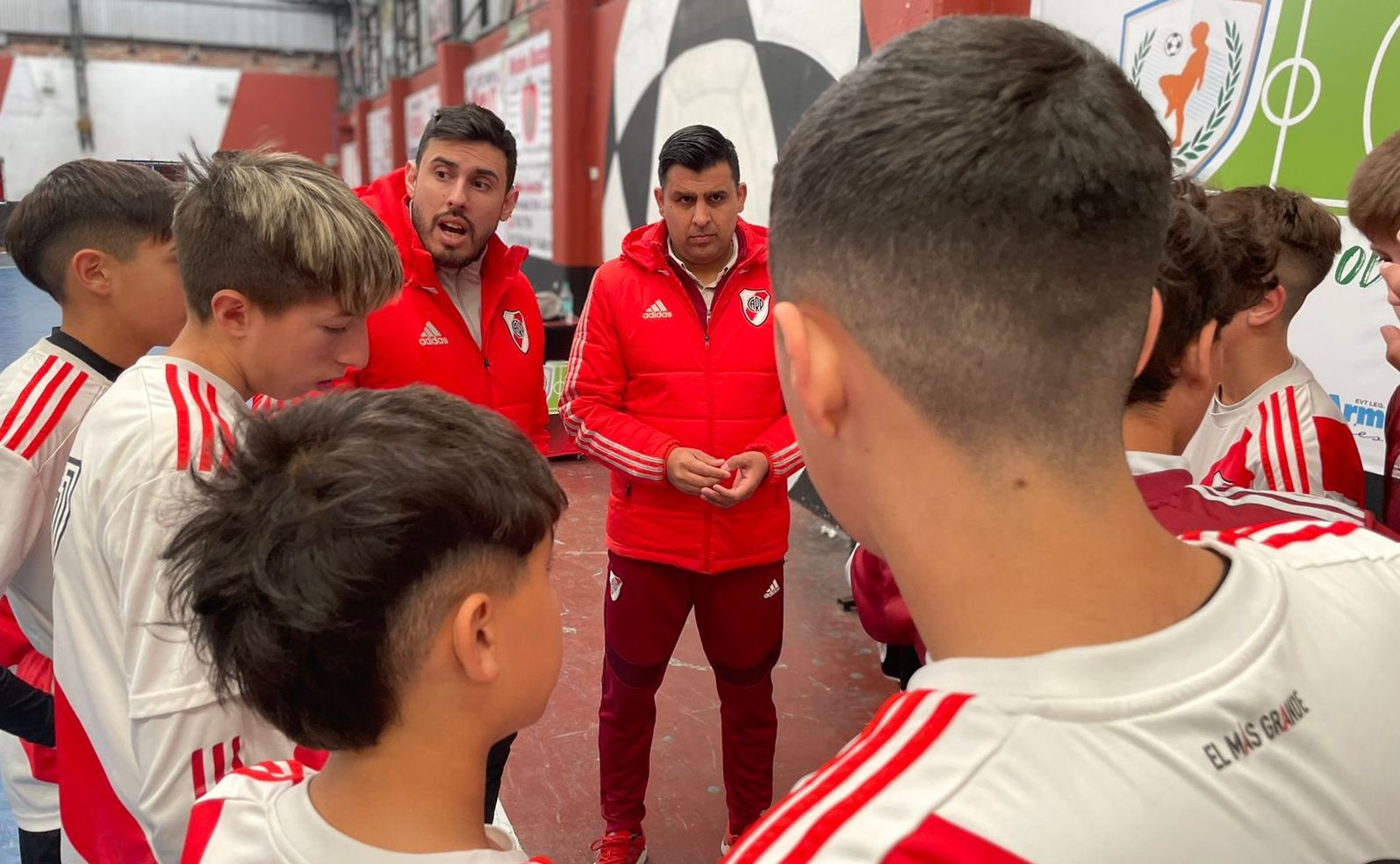 Sanchez (coach on the left) talking to River Plate team during a match