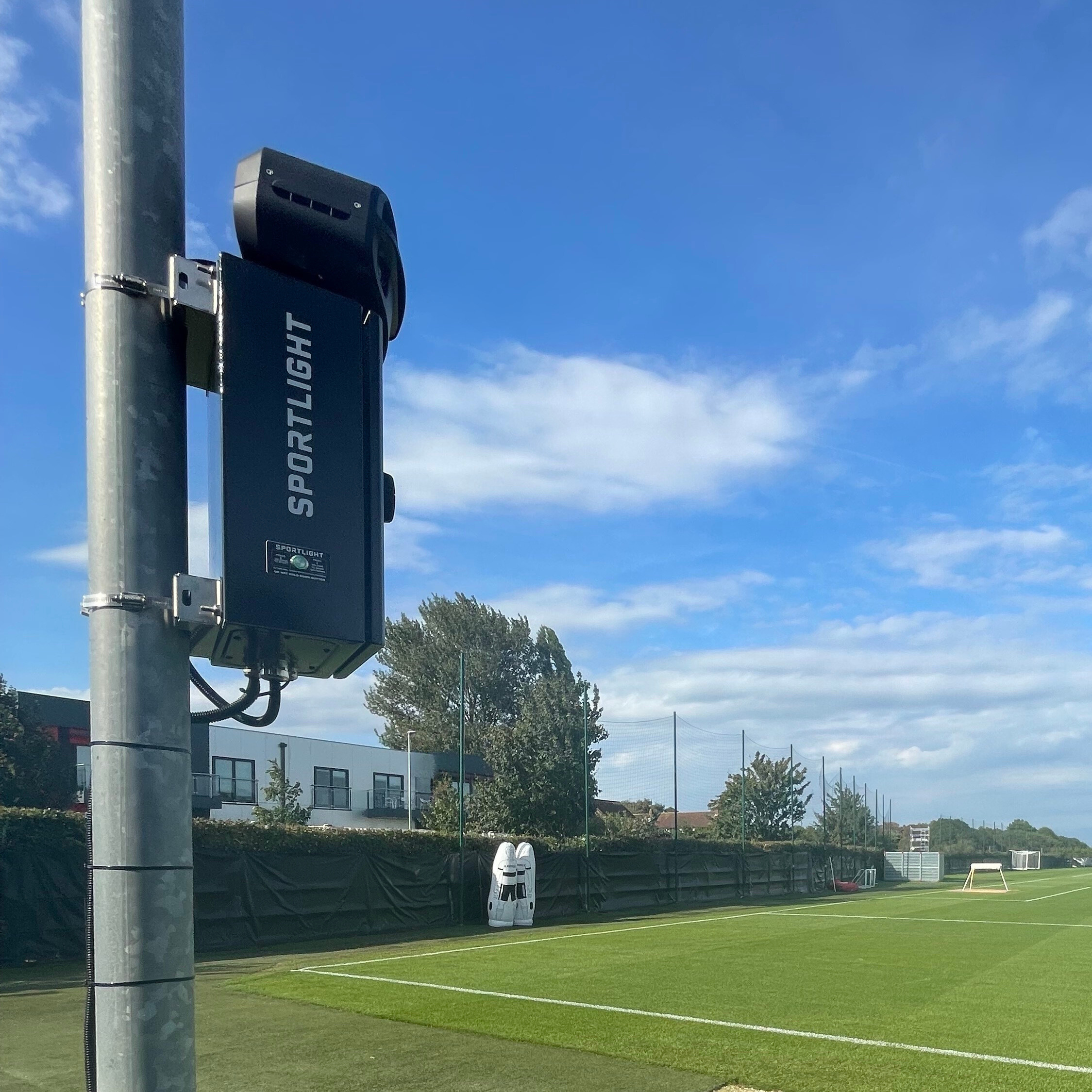 Sportlight's training ground system. Again, there is a LiDAR sensor and cameras. Underneath is a computer that processes what is captured and can control the sensor. 